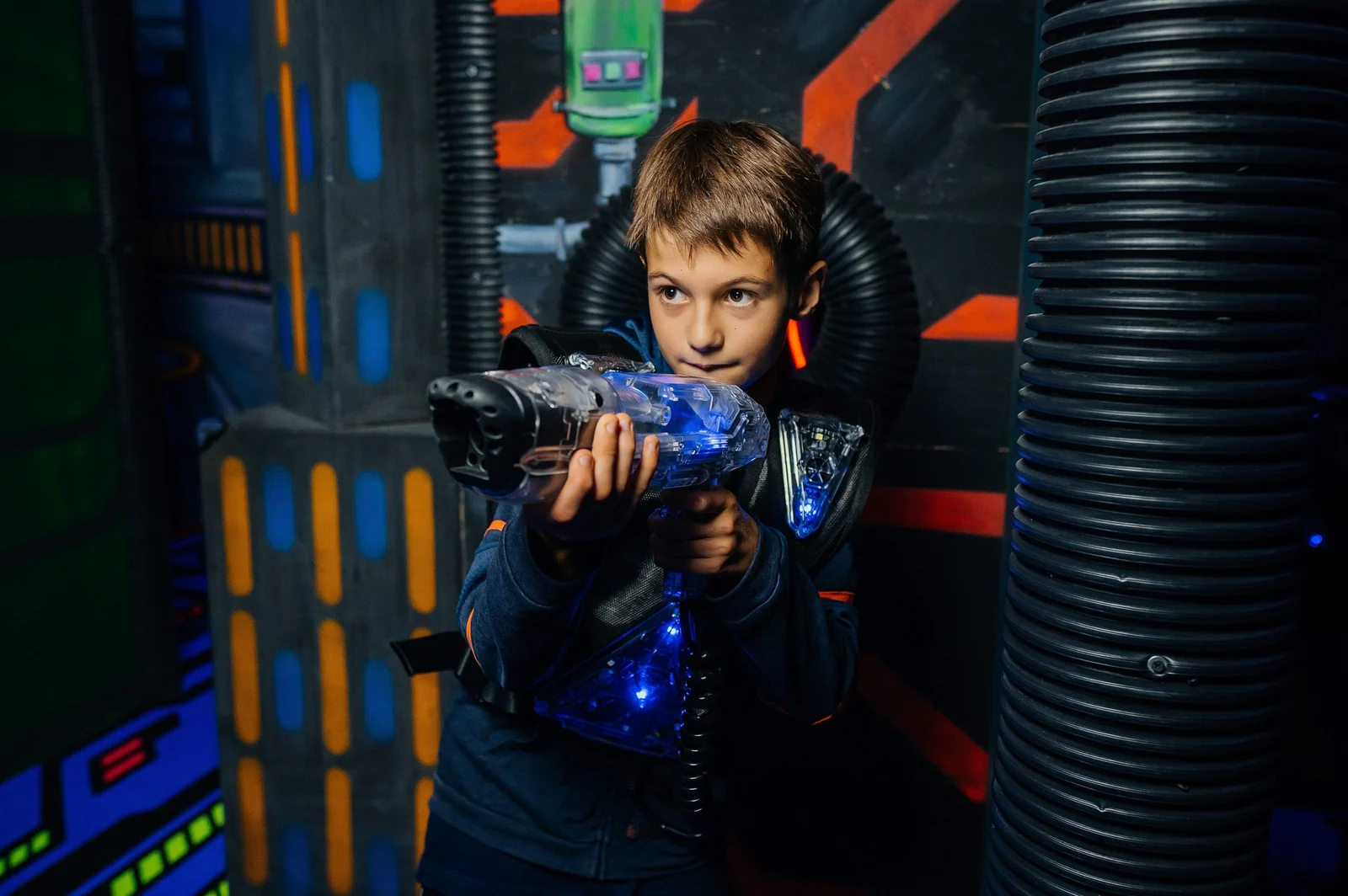 Ребёнок играет в лазертаг на арене LaserLand Чита