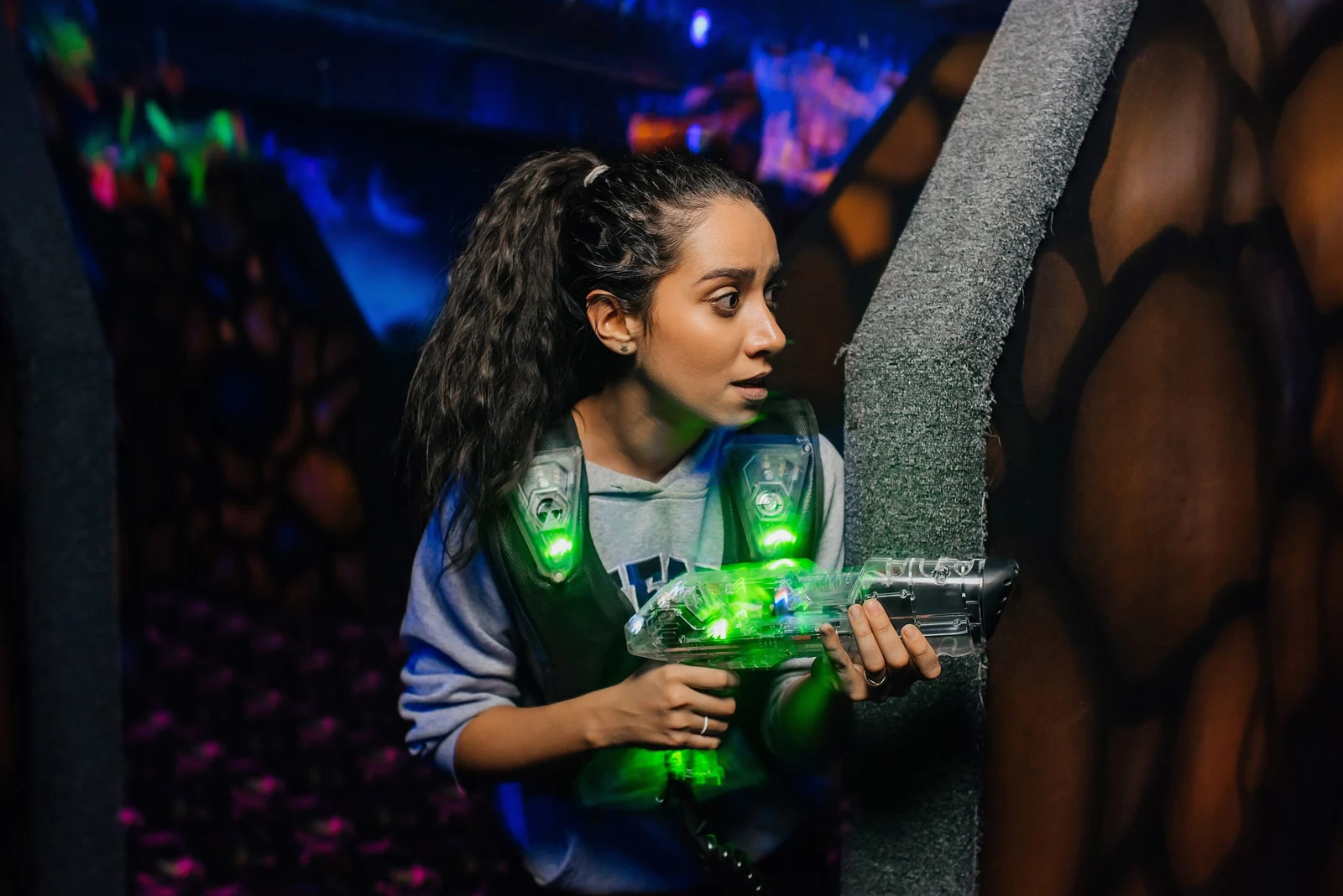 Ребёнок играет в лазертаг на арене LaserLand Чита