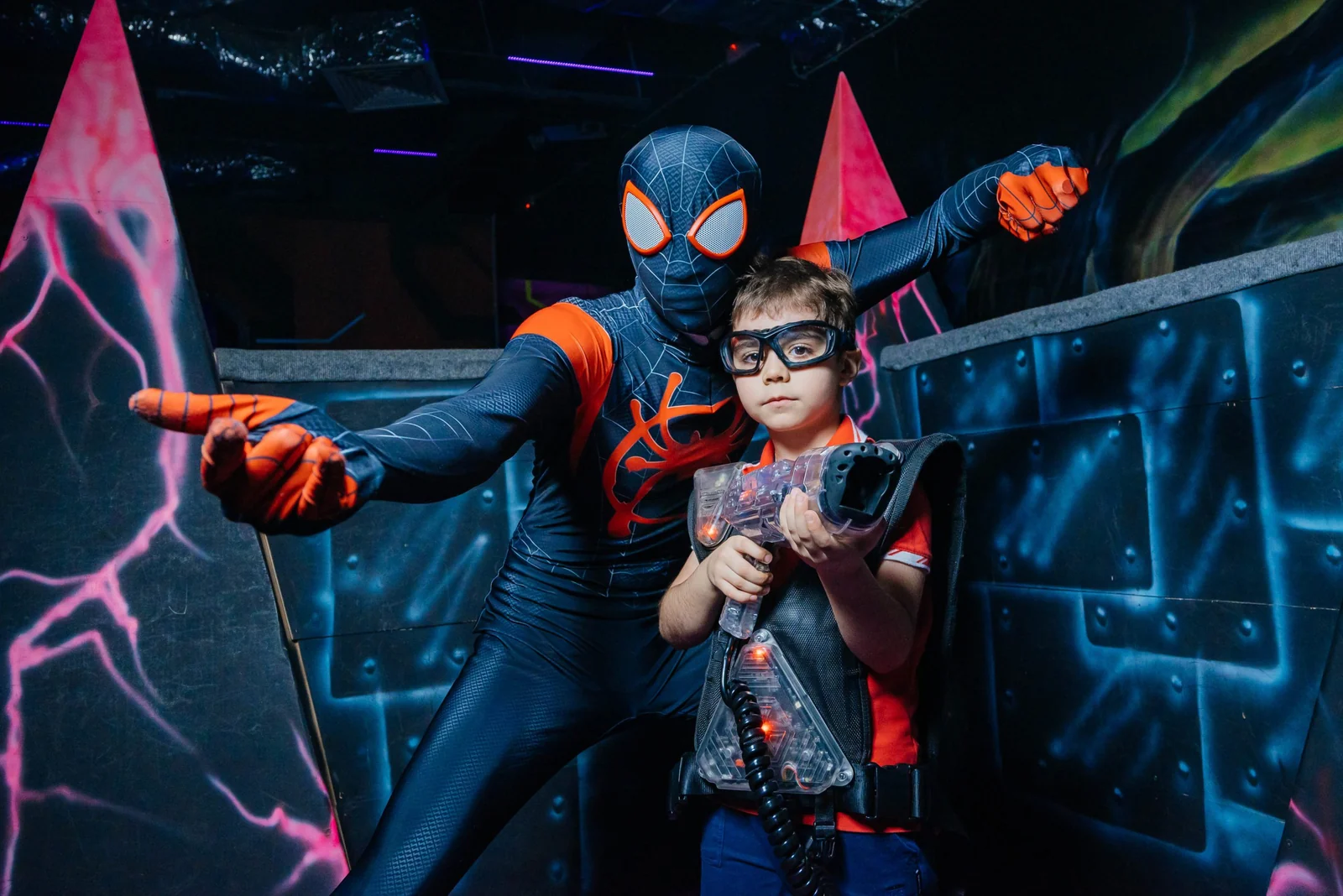 Ребёнок с аниматором и лазертаг-бластером в LaserLand Чита