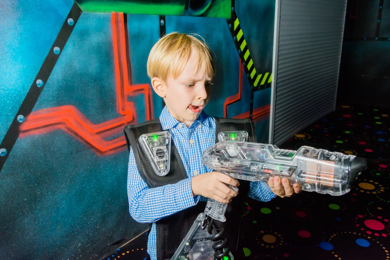 Друзья играют после школьной линейки в LaserLand Чита