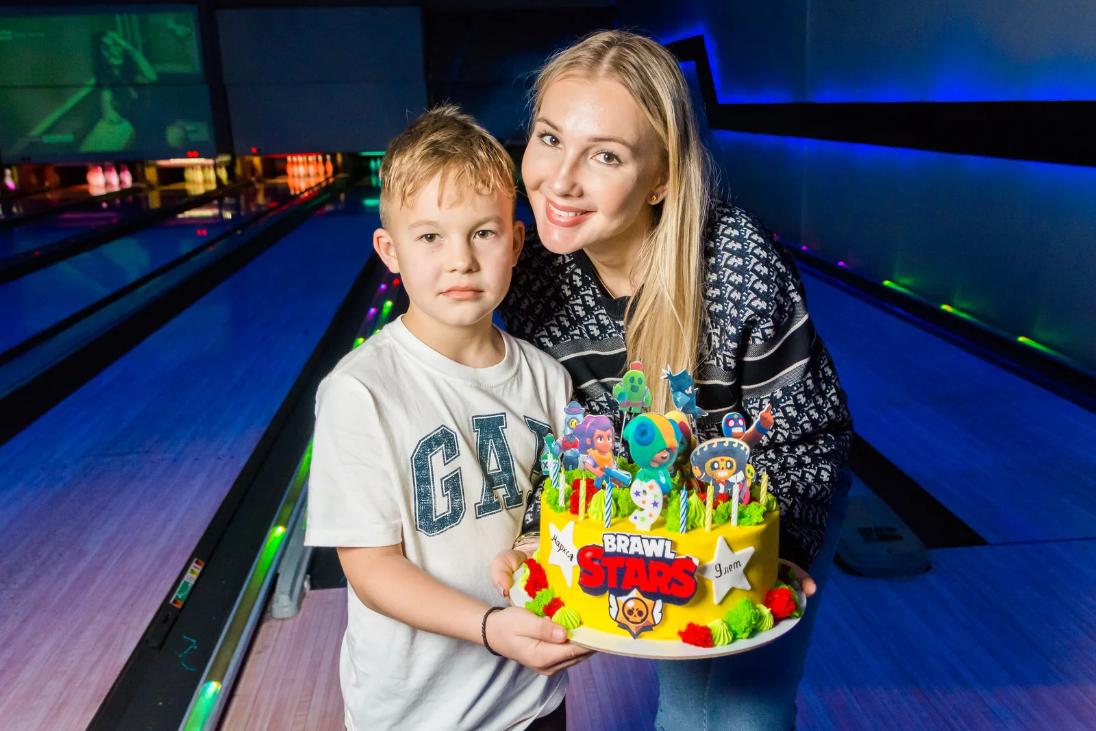 Именинник с праздничным тортом в LaserLand Чита