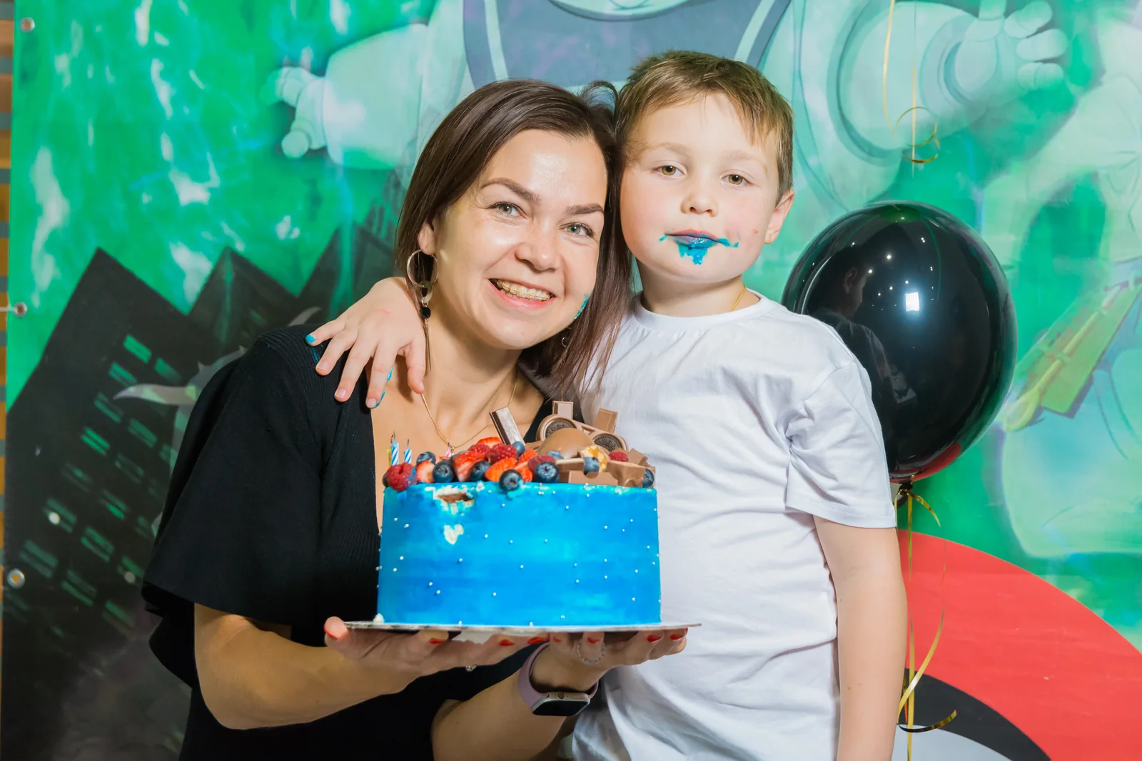 Именинник с тортом и родителями в LaserLand Чита