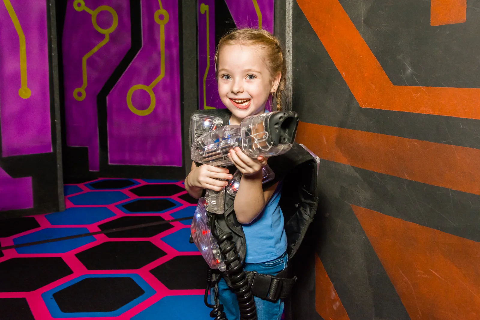Яркий портрет участницы на арене в LaserLand Чита
