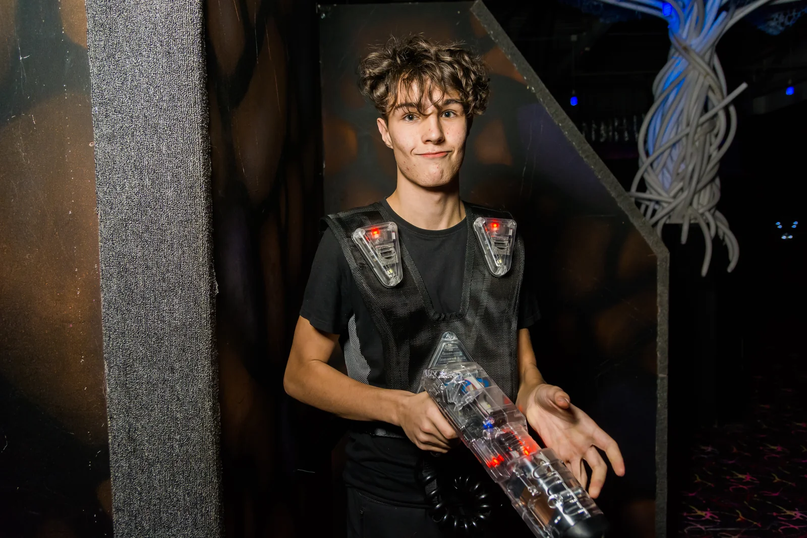 Игрок со снаряжением лазертага в LaserLand Чита