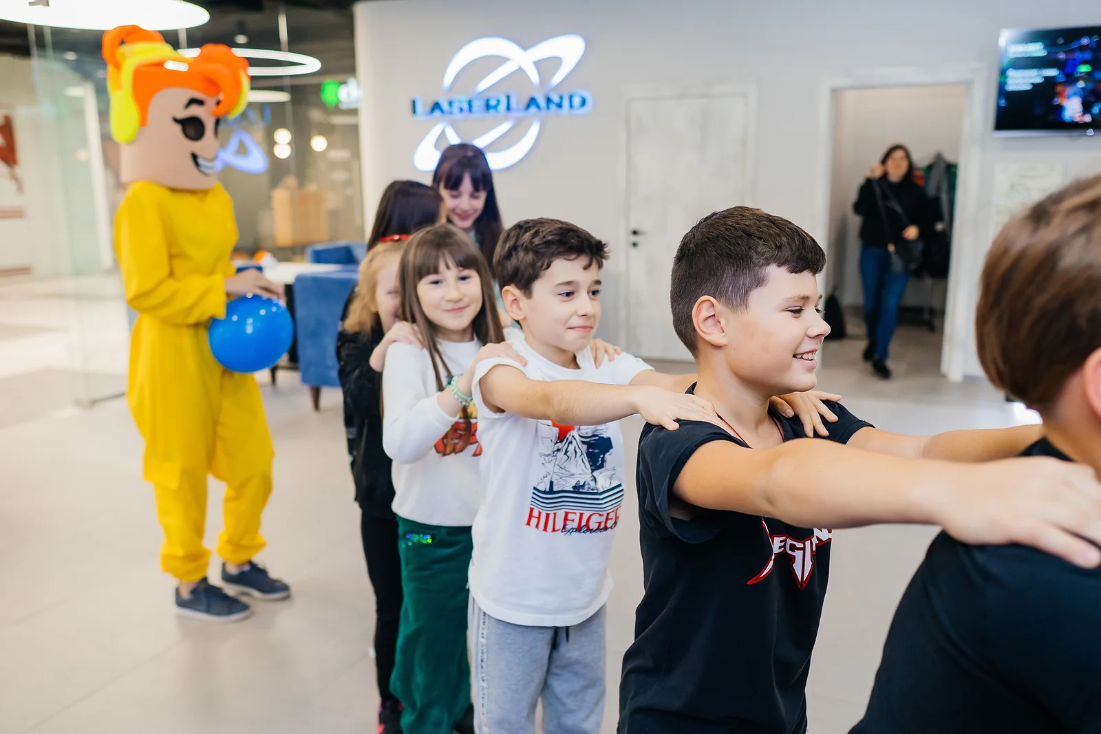 Дети включаются в движение вместе с ведущими в LaserLand Чита