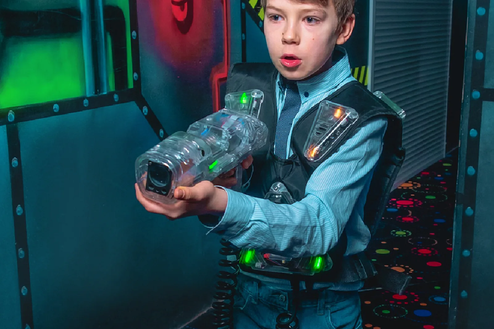 Участник тематической игры на арене LaserLand Чита