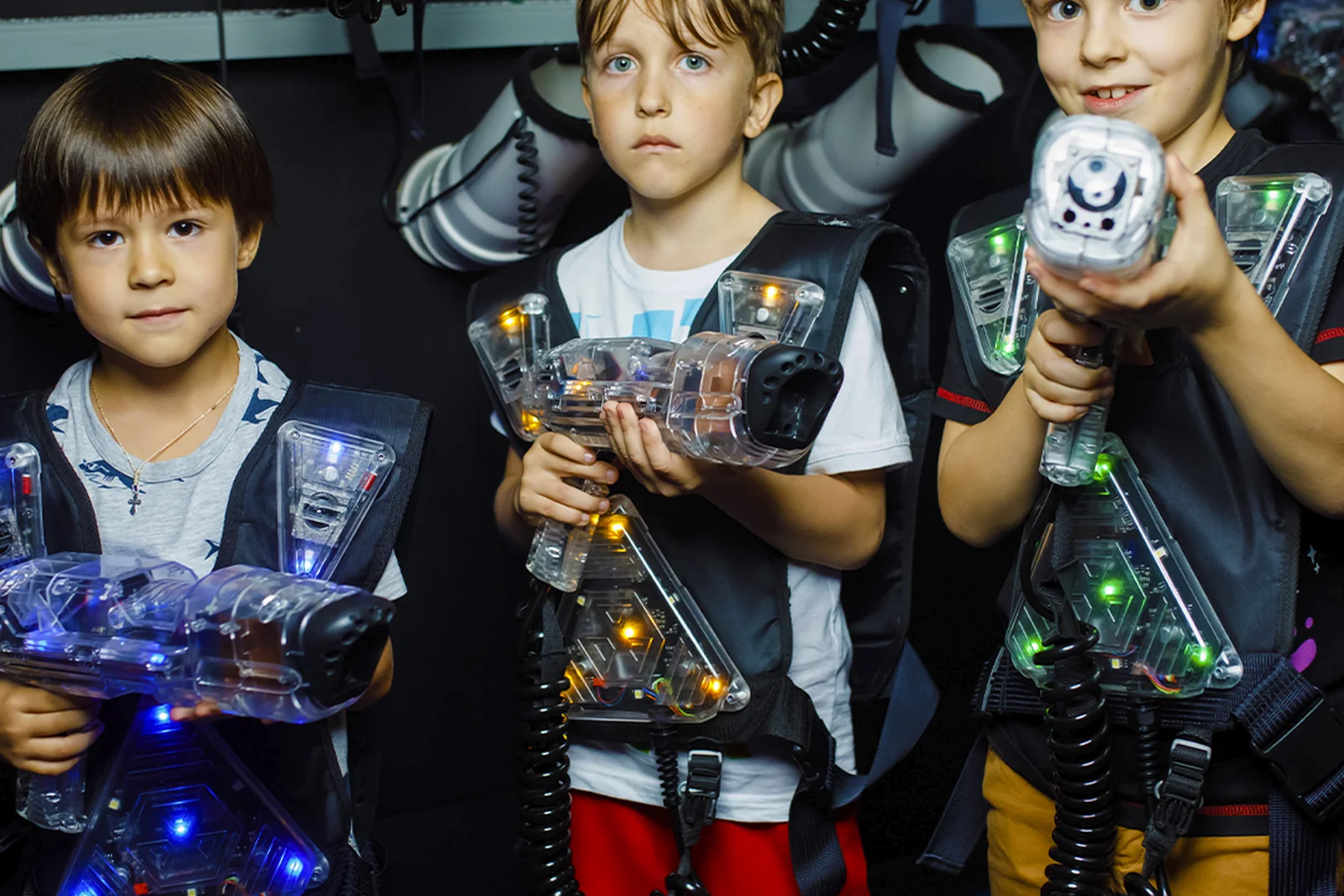 Дети с игровым оборудованием на Хэллоуине в LaserLand Чита
