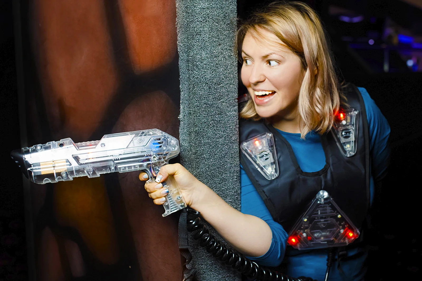 Игровой раунд на неоновой арене в LaserLand Чита