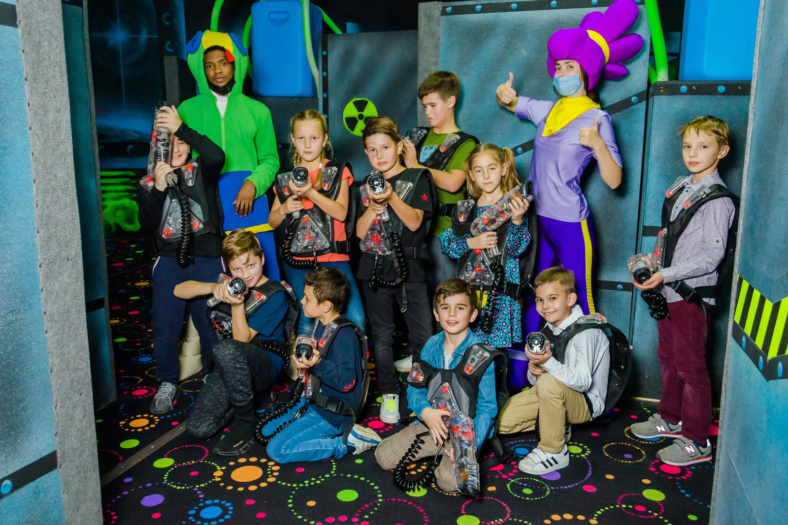 Командное фото с ведущими в LaserLand Чита