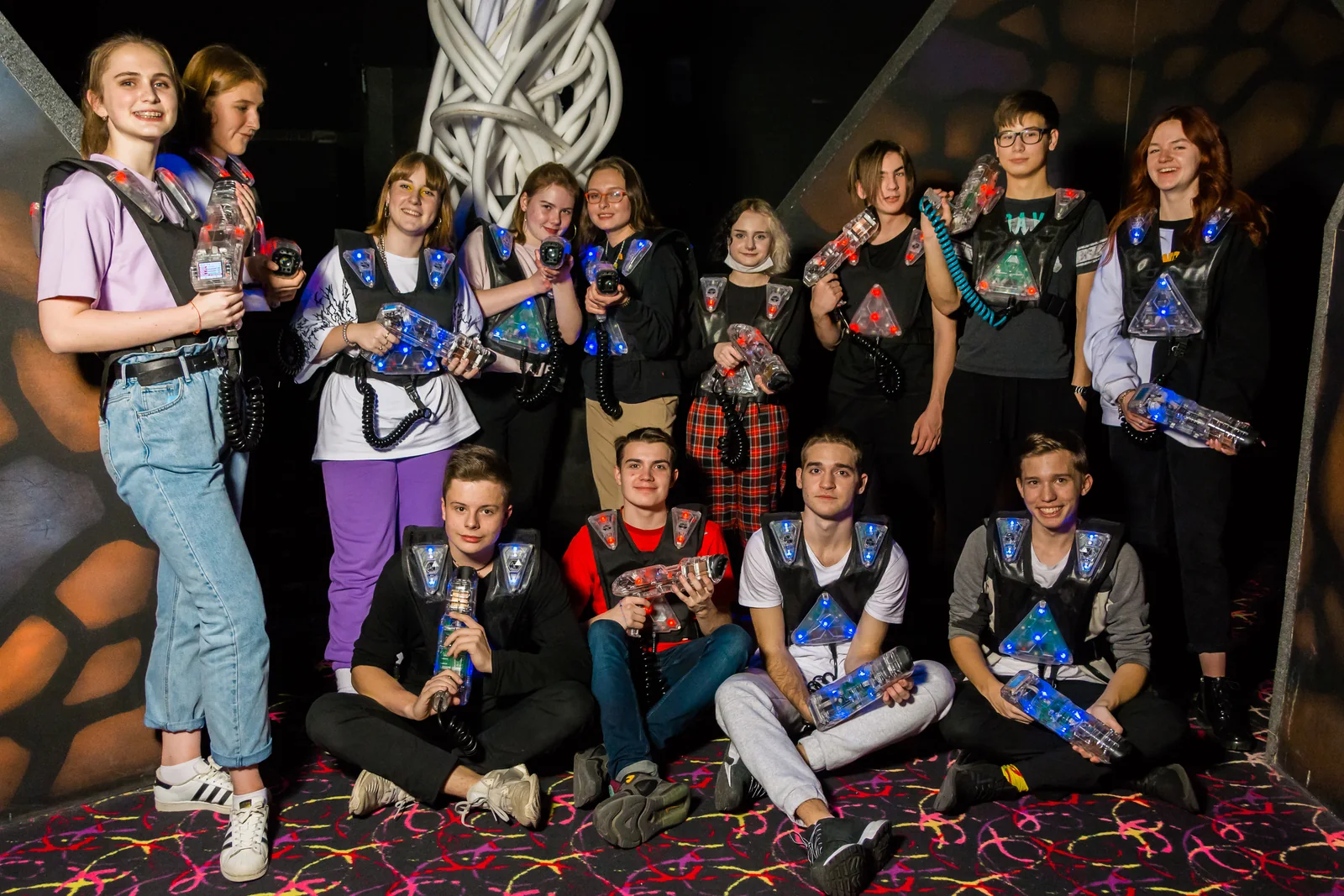Друзья после раунда лазертага в LaserLand Чита