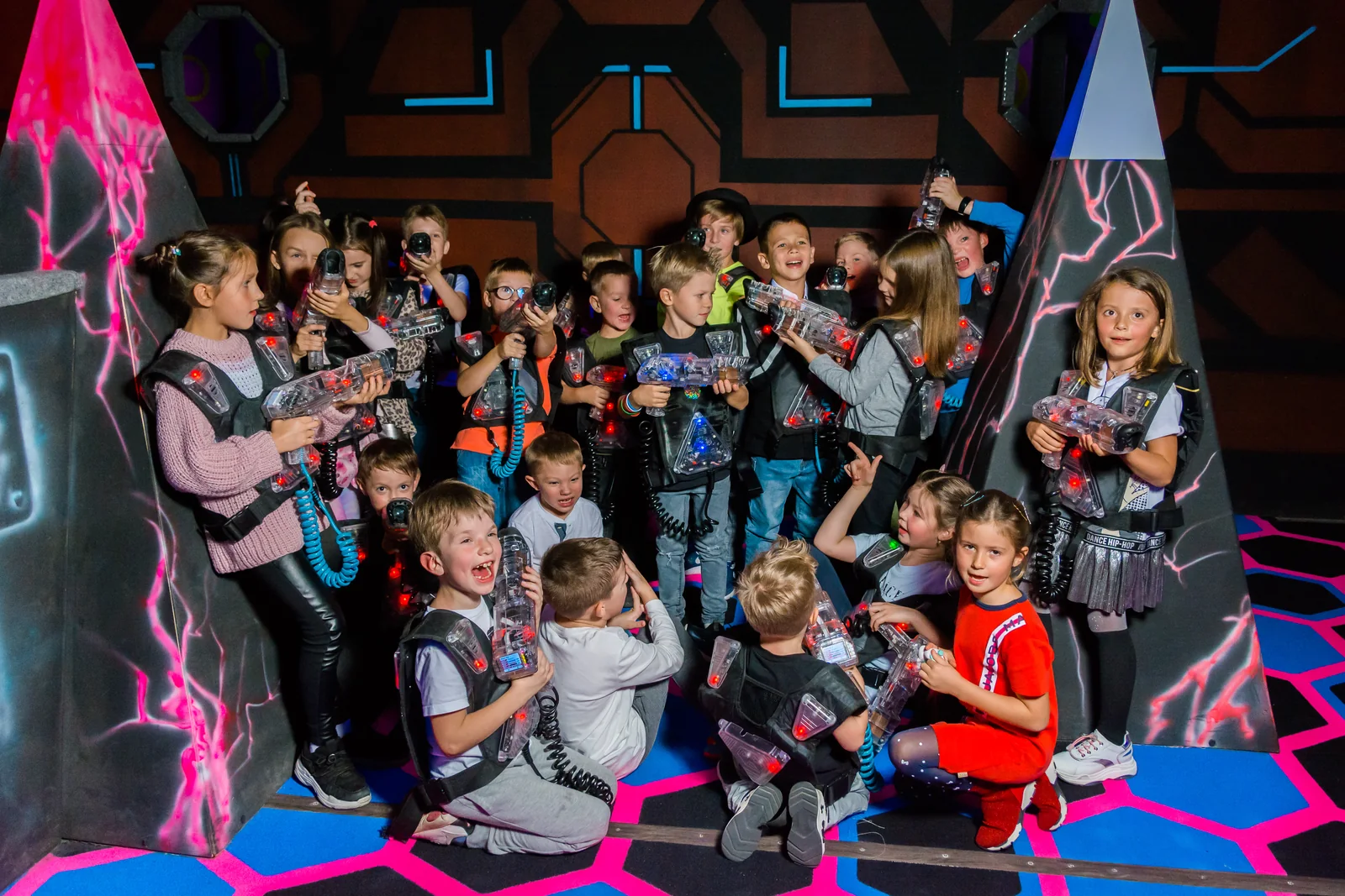 Дети отдыхают активно в одной компании в LaserLand Чита