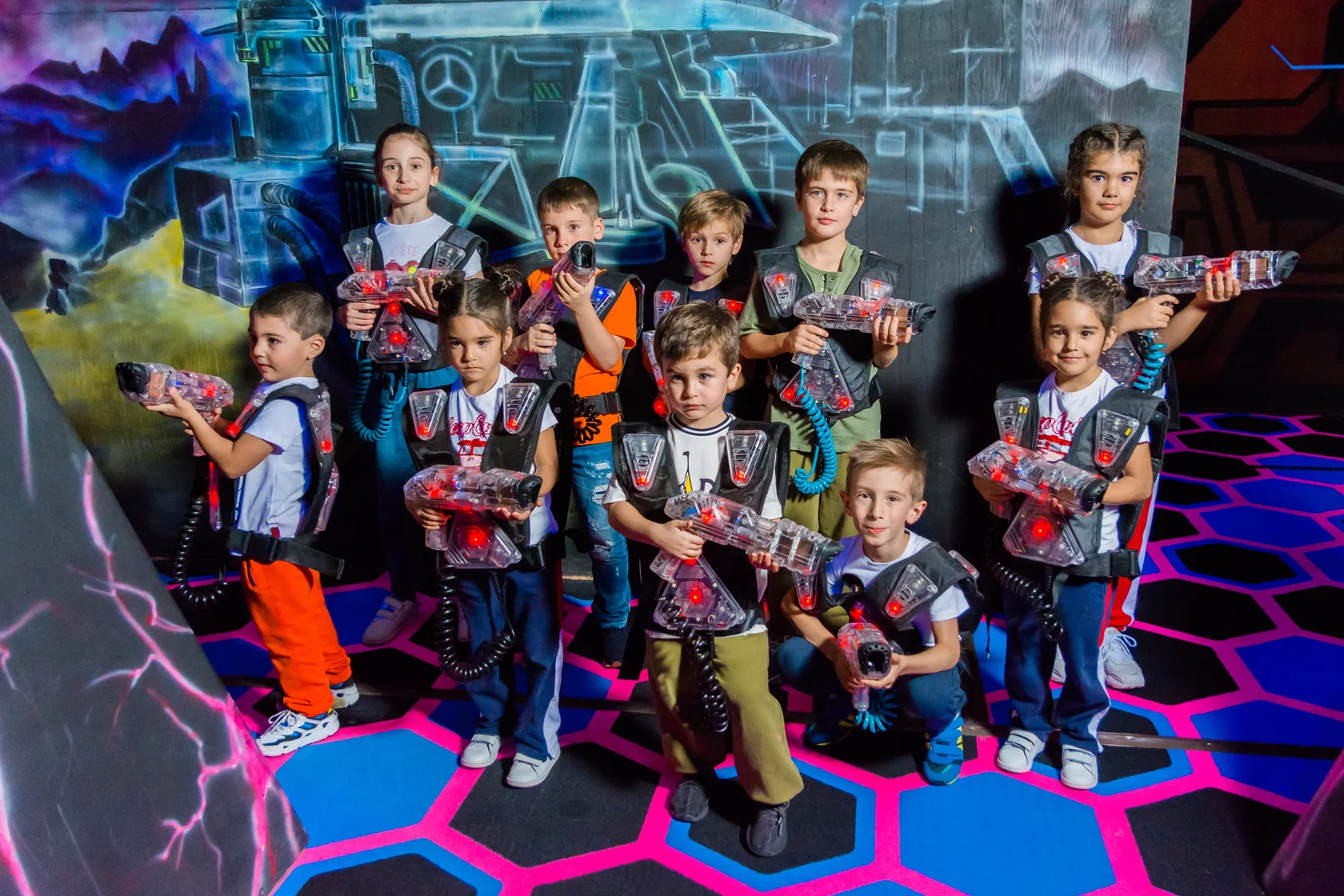 Большая компания детей на арене в LaserLand Чита