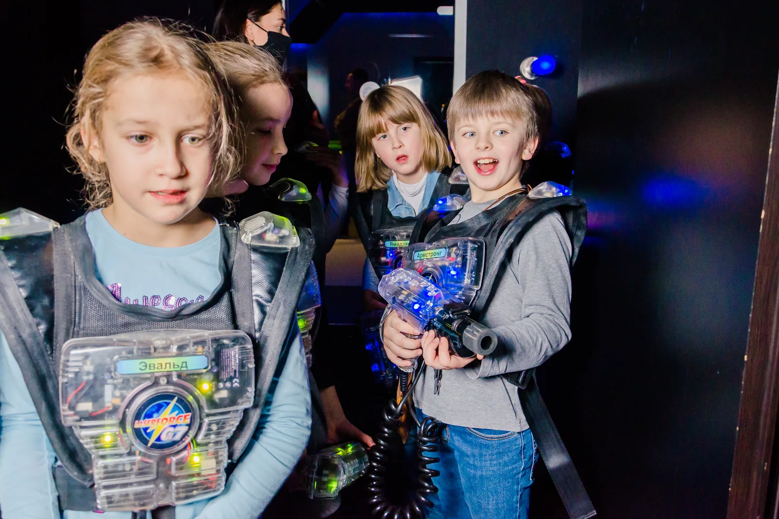 Дети знакомятся с лазертагом в LaserLand Чита