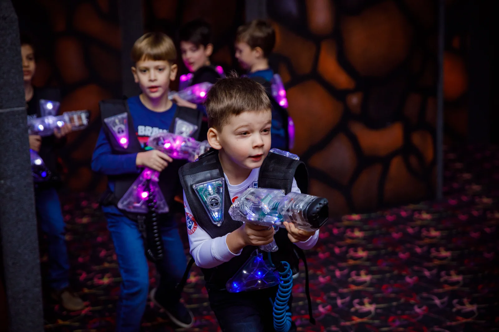 Ребёнок играет в лазертаг на арене
