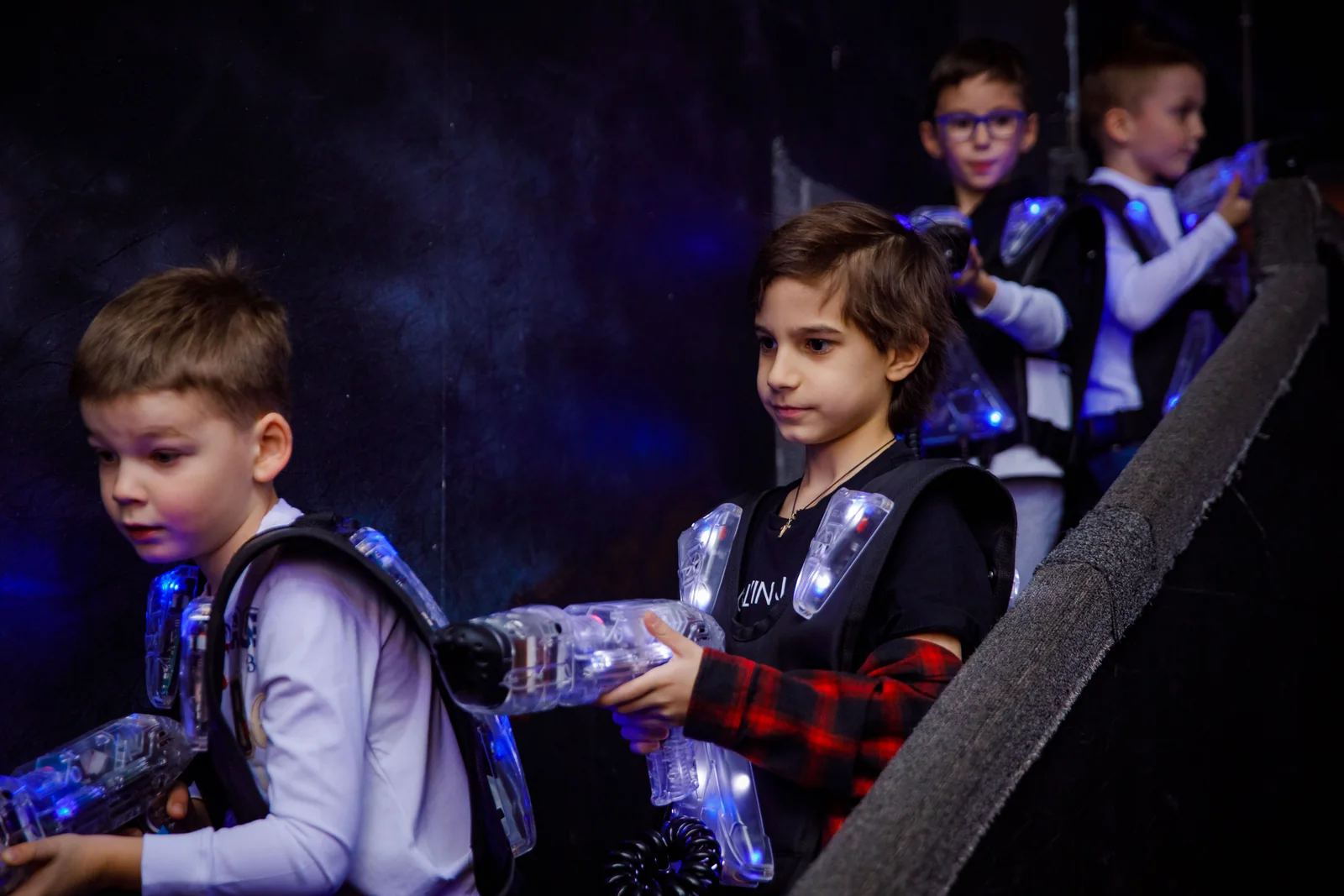 Дети двигаются между укрытиями в LaserLand Чита