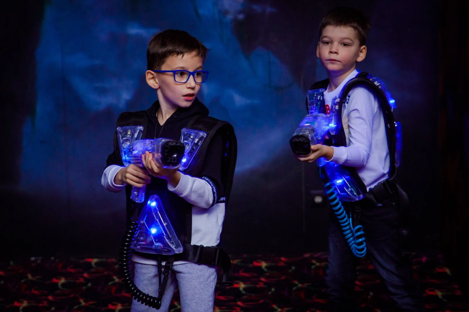 Два участника детской команды в LaserLand Чита