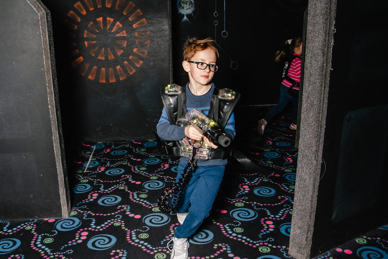 Участник у входа на арену в LaserLand Чита