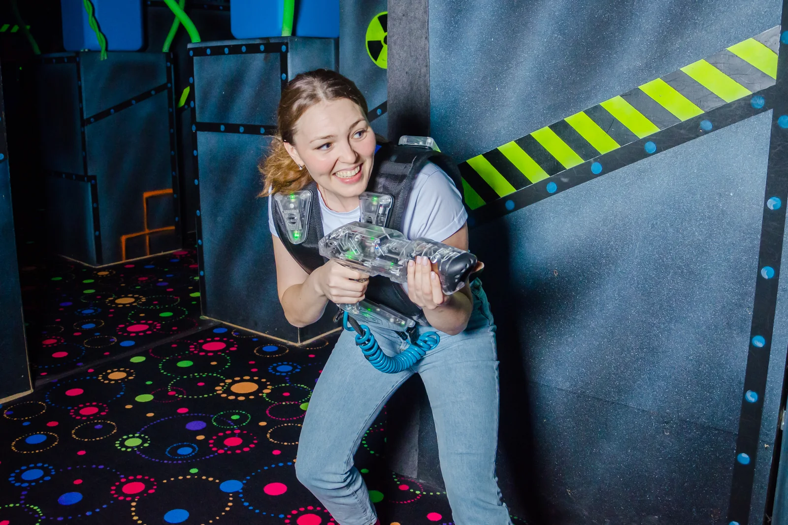 Игрок держит позицию за укрытием в LaserLand Чита