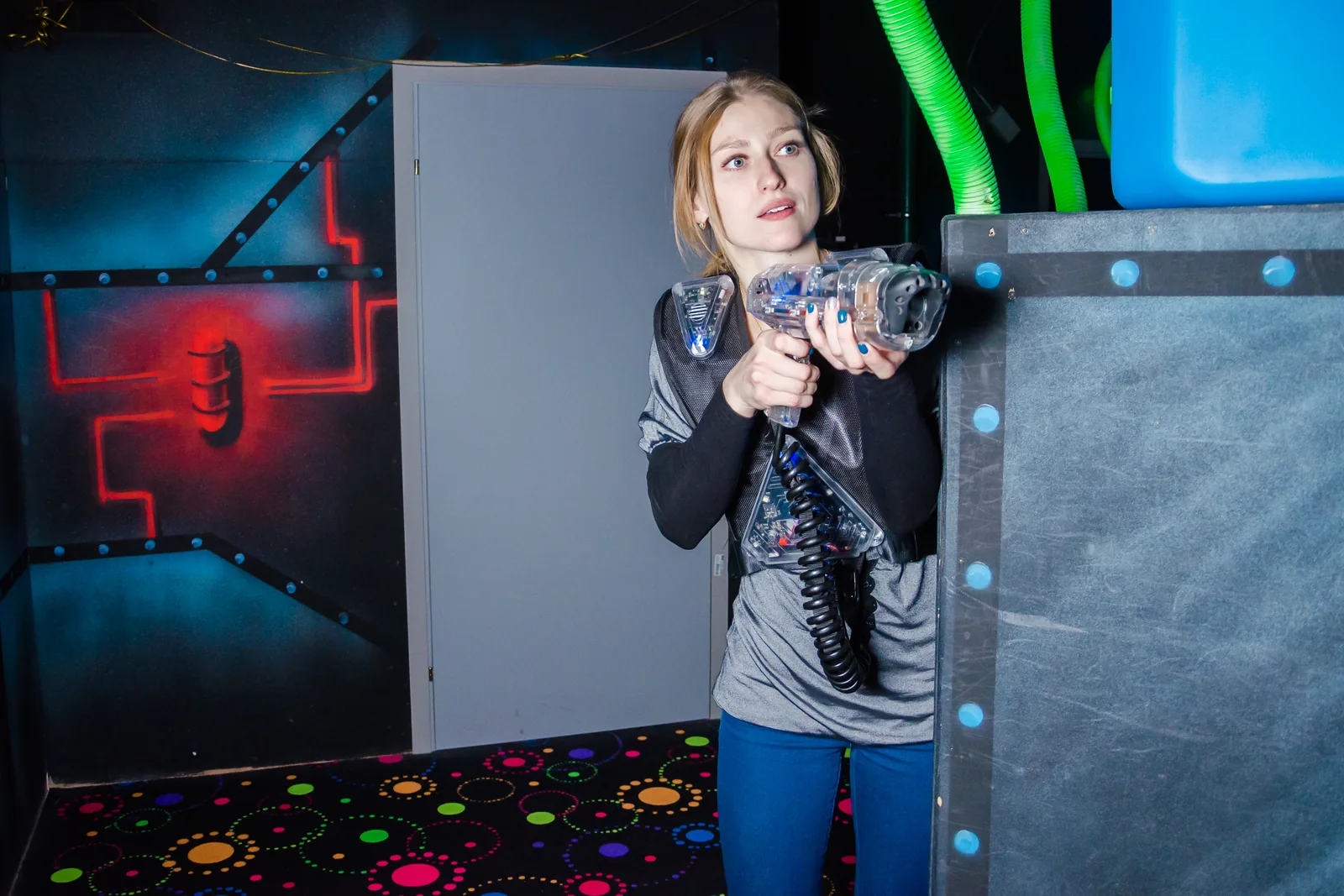 Участница перед началом игры в LaserLand Чита