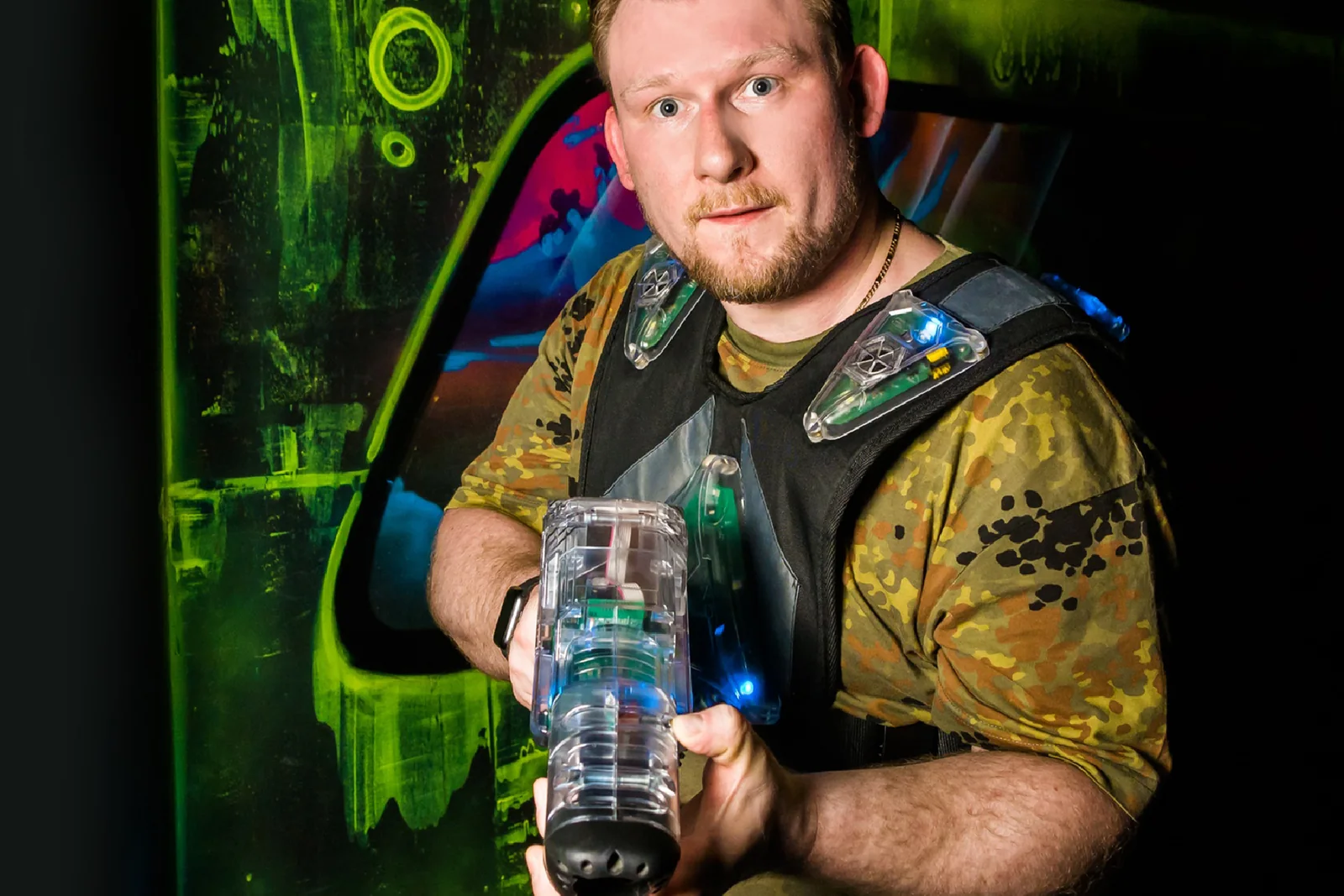 Взрослый игрок на неоновой арене в LaserLand Чита