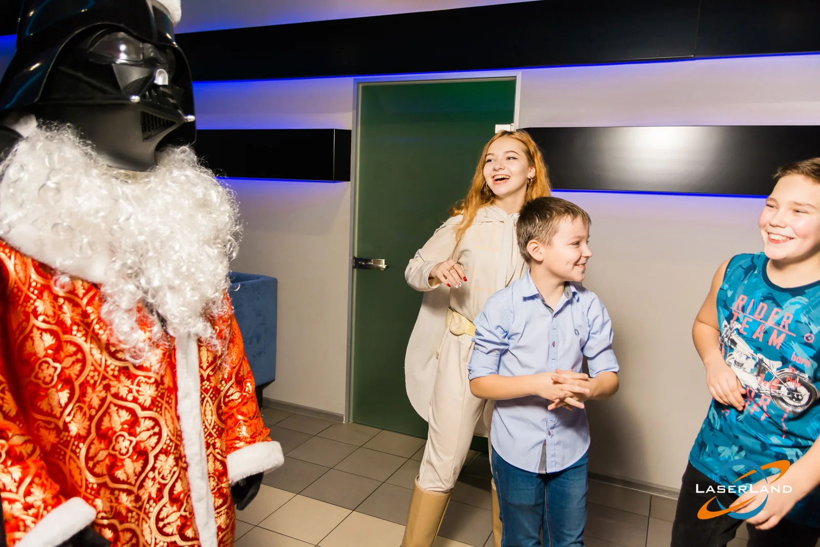 Дед Мороз проводит программу для детей в LaserLand Чита