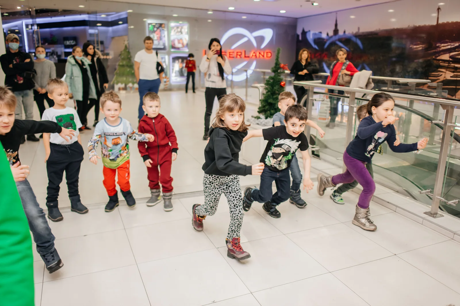 Дети участвуют в зимней программе в LaserLand Чита