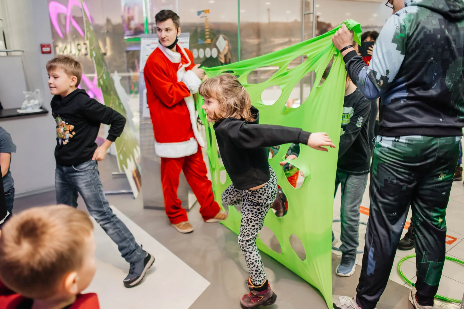 Новогодний ведущий играет вместе с детьми в LaserLand Чита