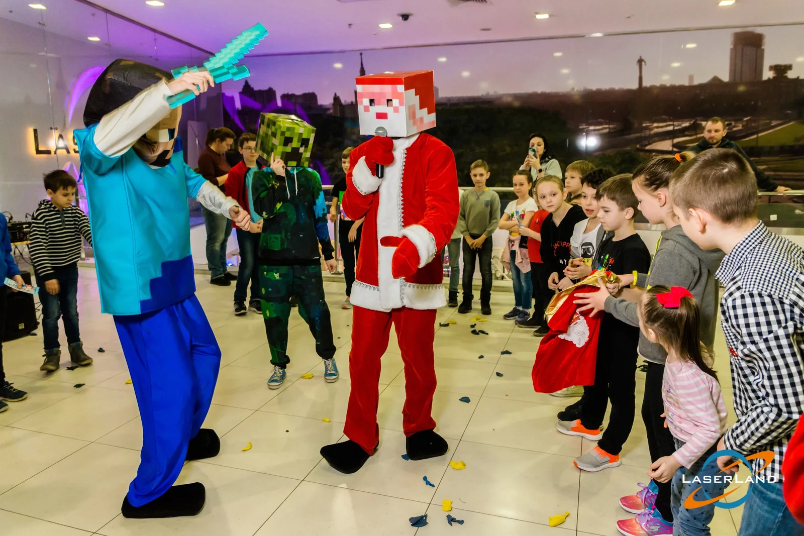 Новогодние персонажи и детская команда в LaserLand Чита