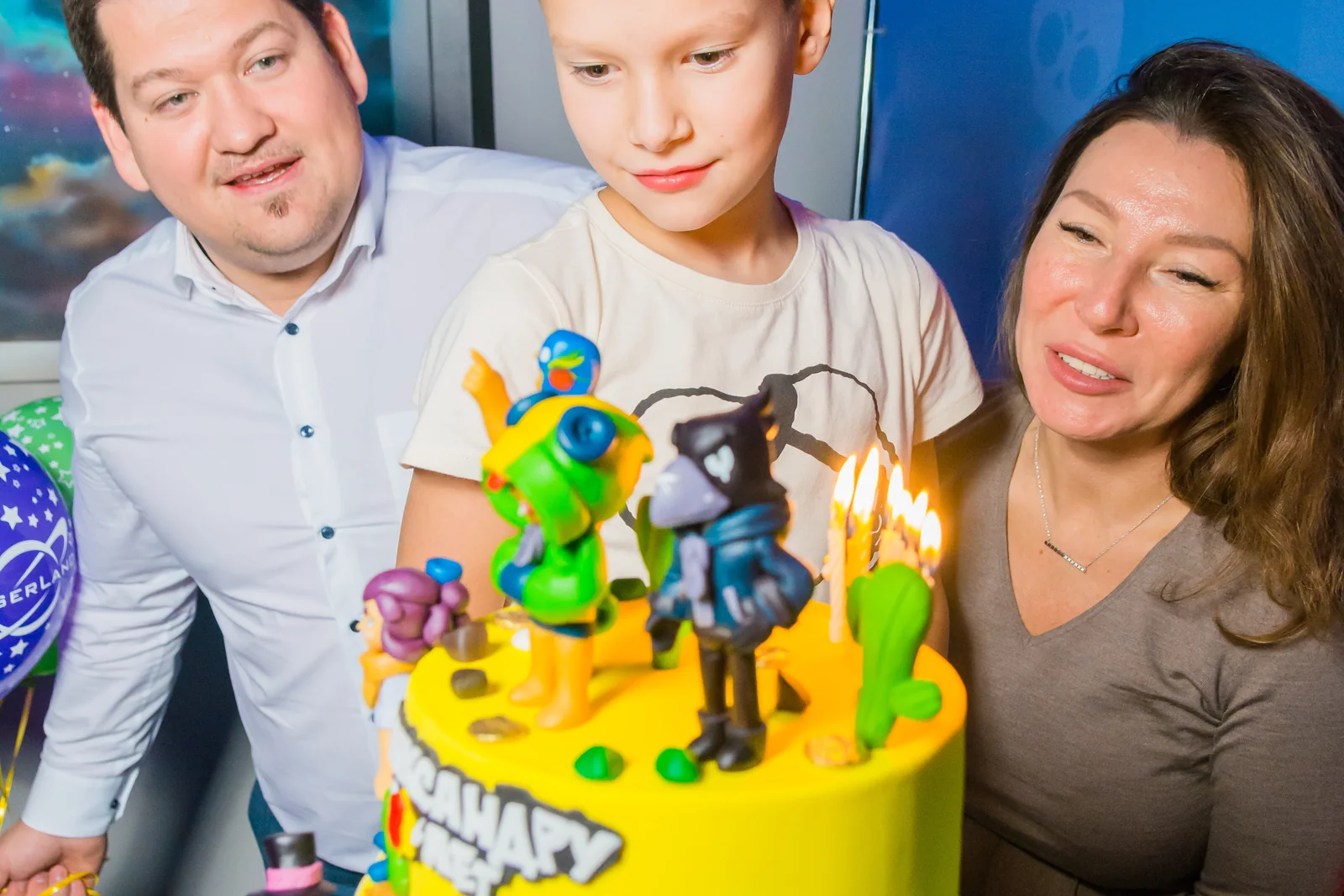 Родители поздравляют именинника в LaserLand Чита