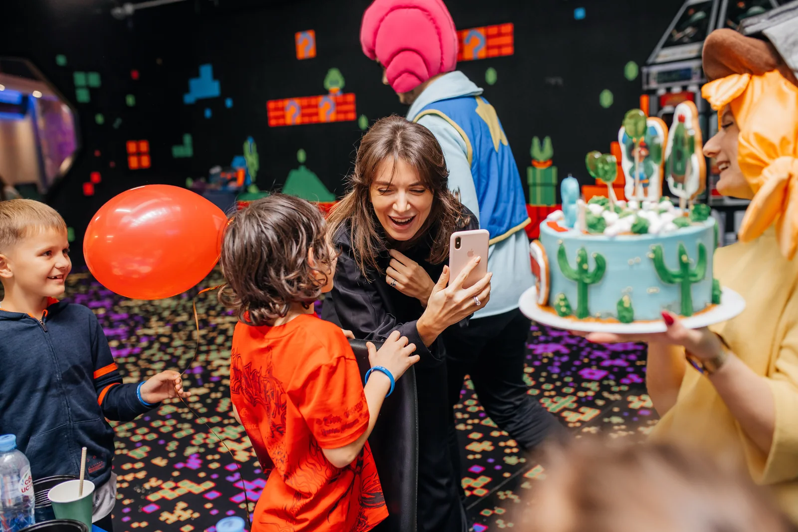 Вынос торта и реакция детей в LaserLand Чита