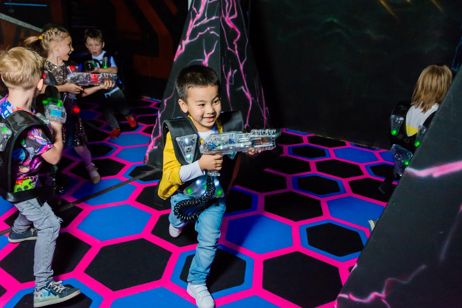 Дети играют командами в LaserLand Чита