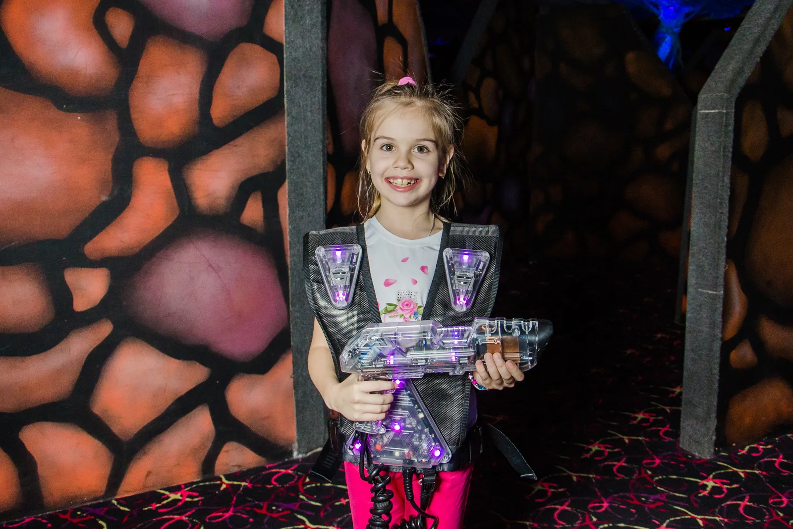 Девочка с игровым оборудованием в LaserLand Чита