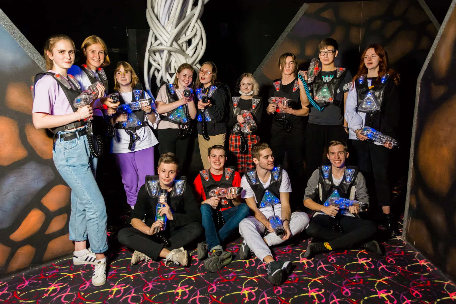 Общее фото школьников на арене в LaserLand Чита