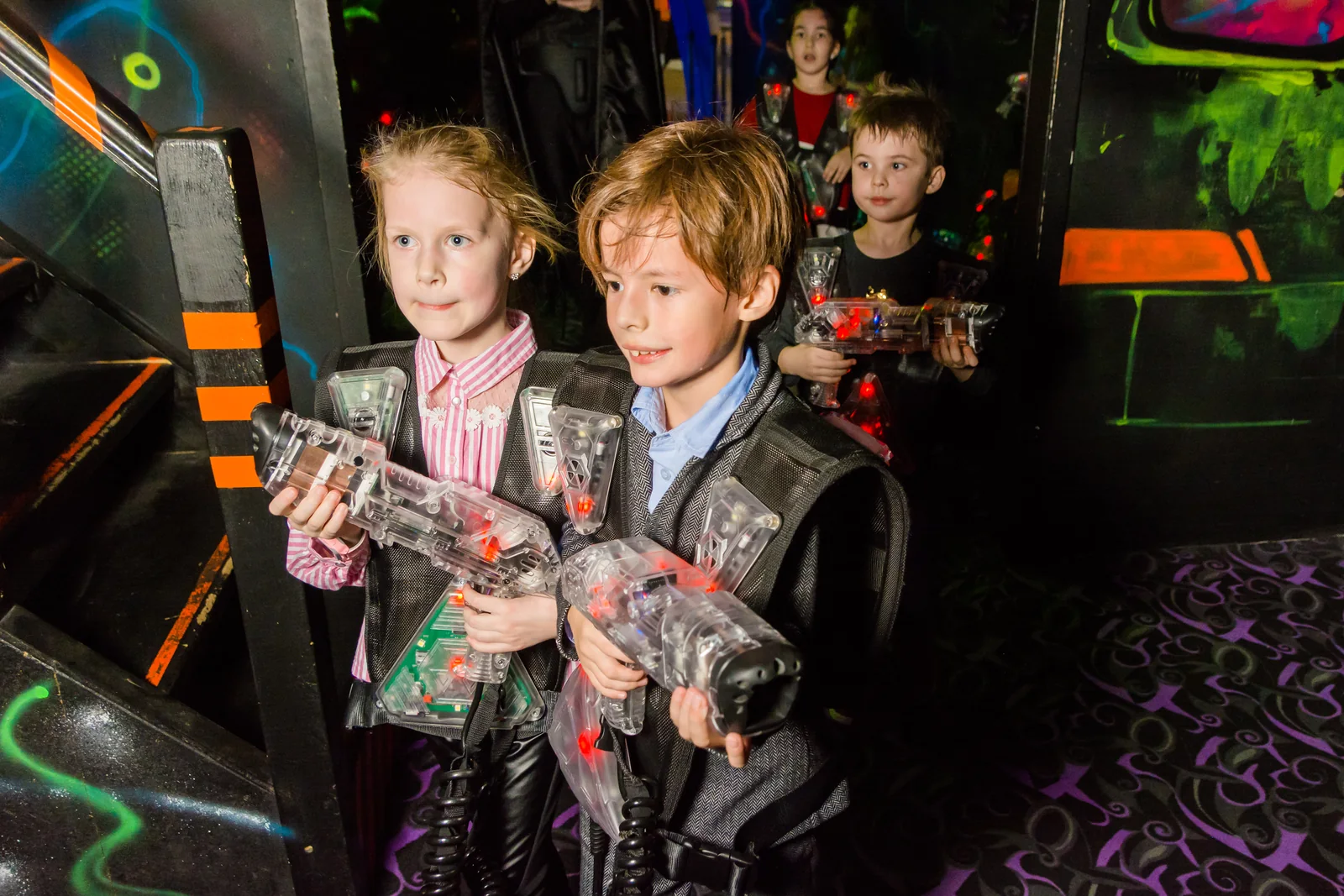 Школьники начинают игровой раунд в LaserLand Чита