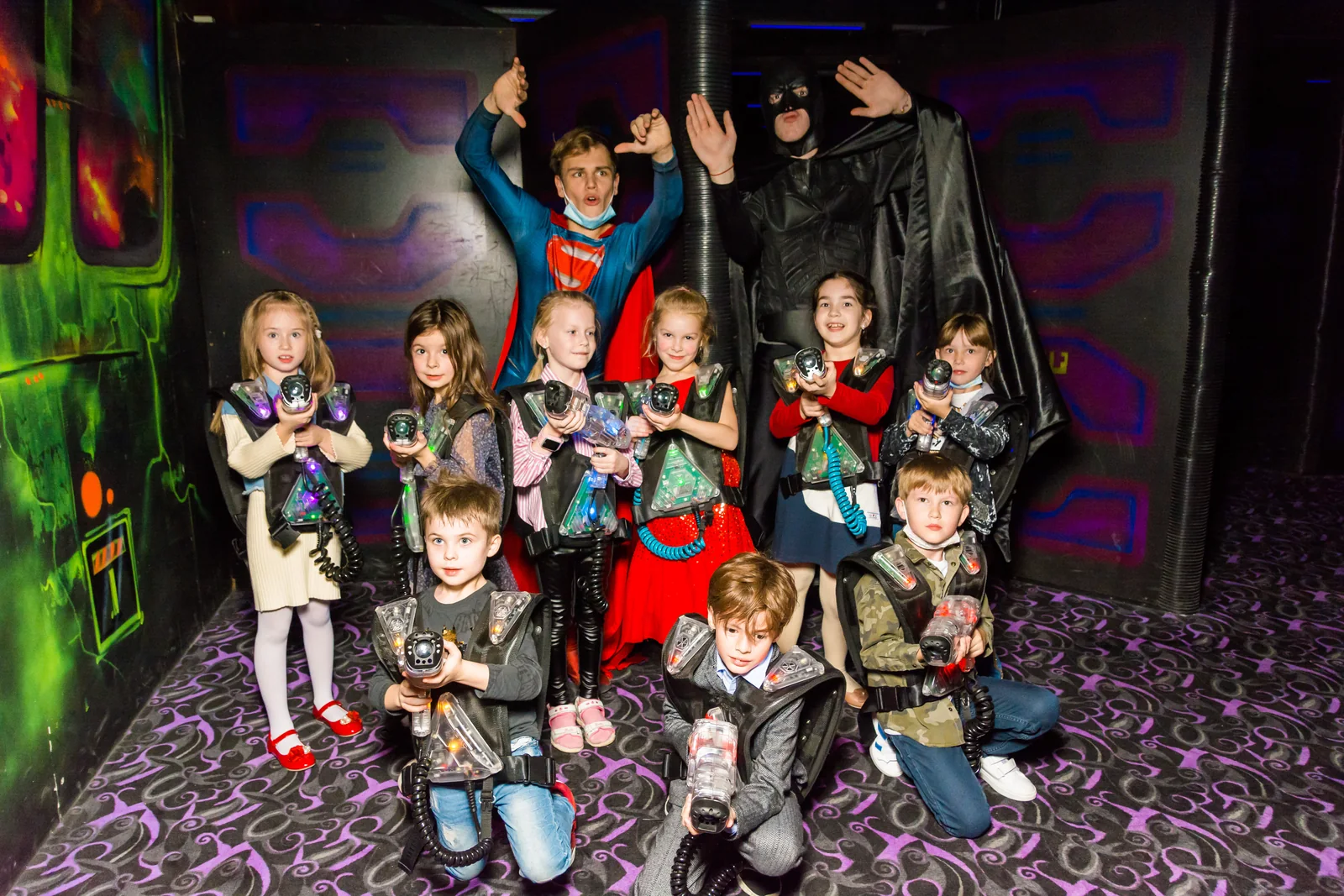 Класс на неоновой арене в LaserLand Чита