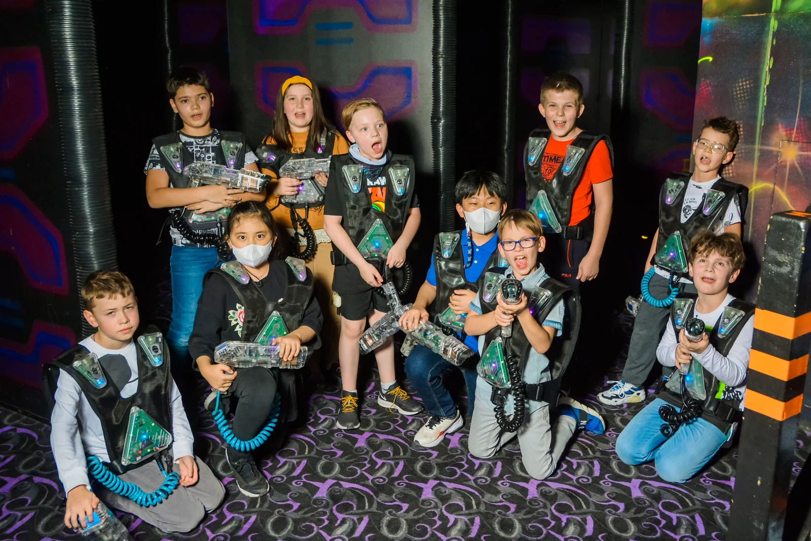 Дети после общей командной игры в LaserLand Чита
