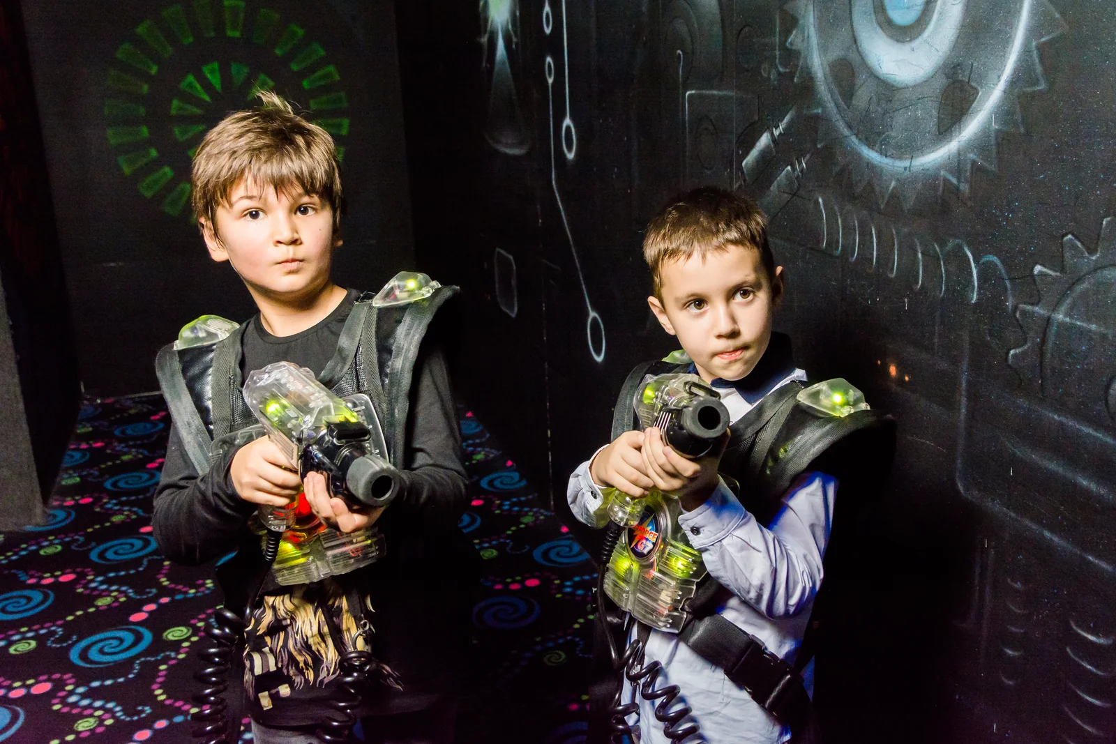 Два участника школьной команды в LaserLand Чита