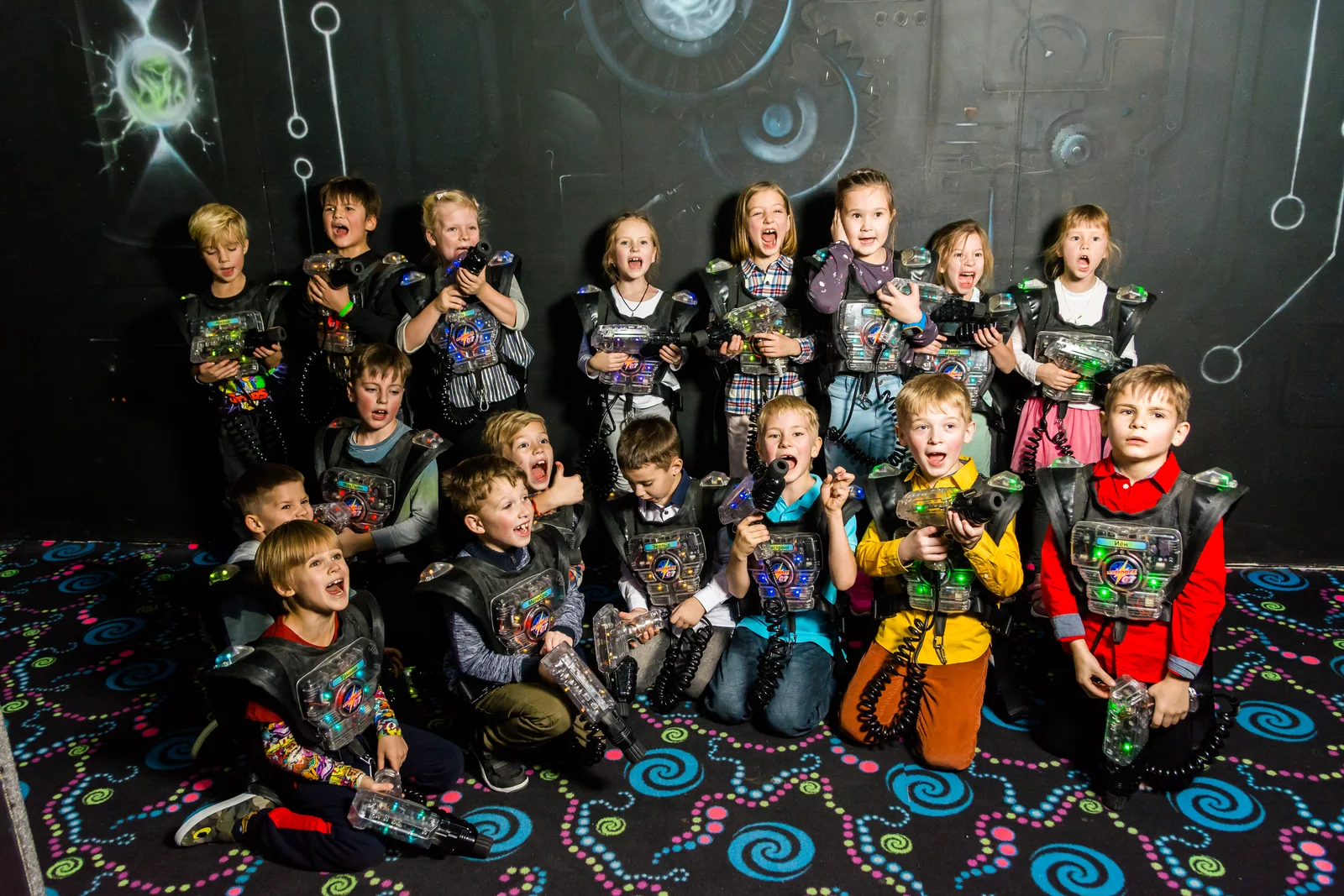 Большая компания школьников в LaserLand Чита