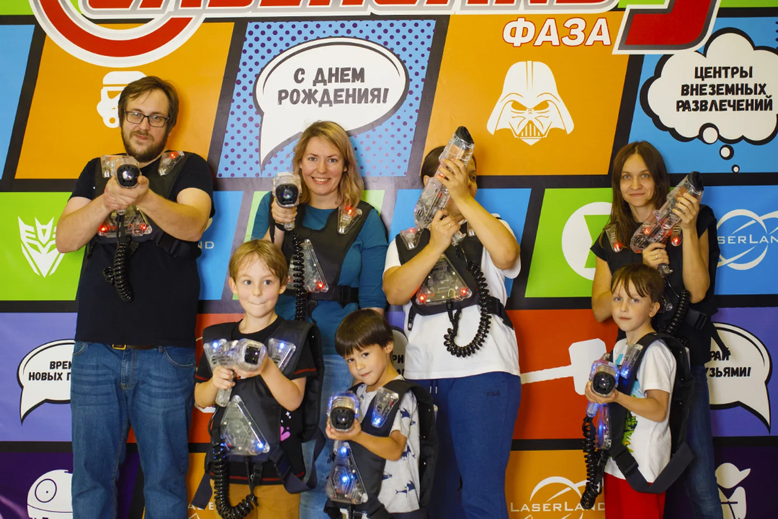 Ведущий встречает маленьких гостей в LaserLand Чита