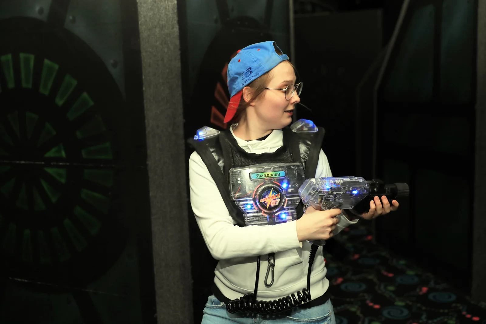 Подросток участвует в лазертаге в LaserLand Чита