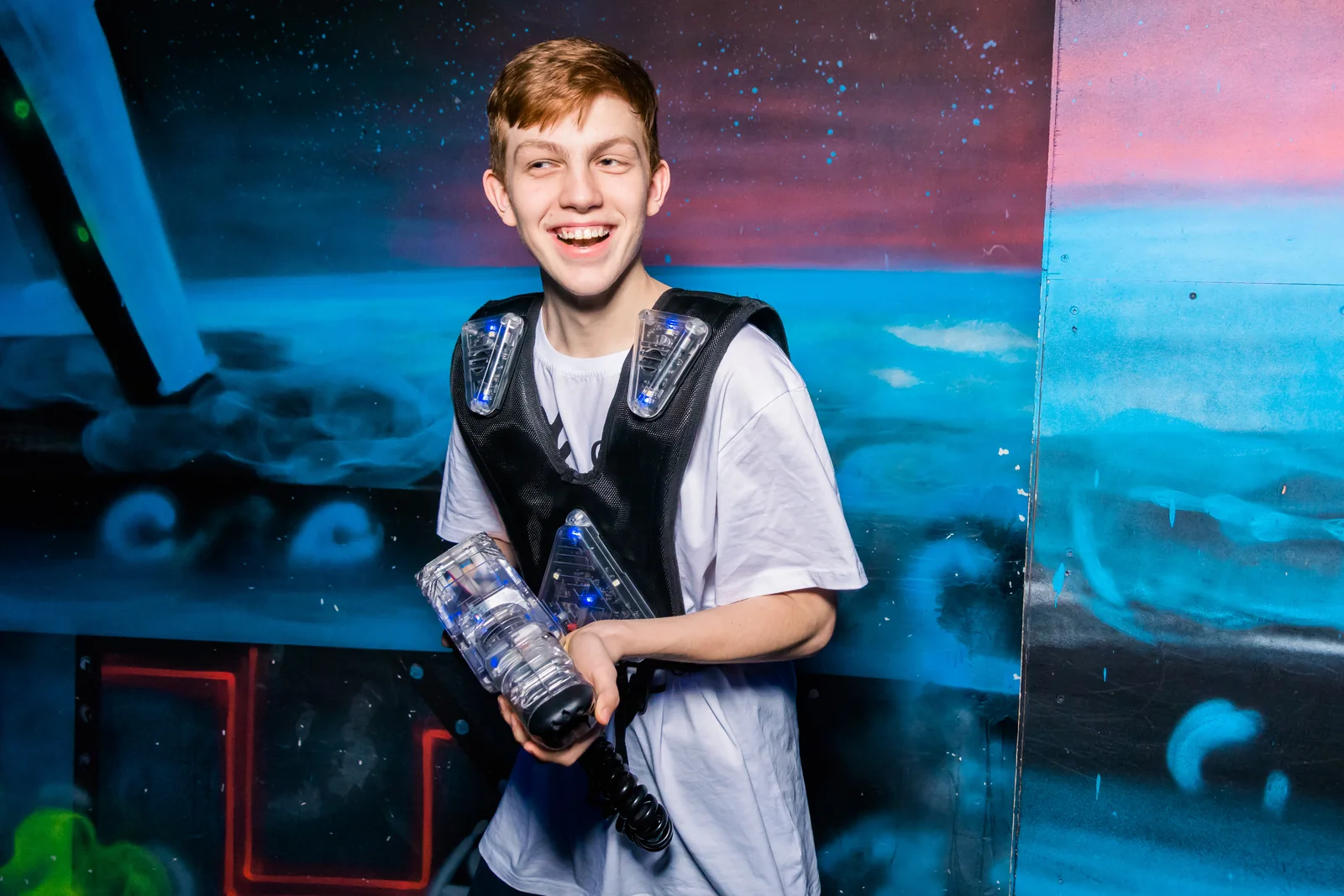 Выпускник с игровым оборудованием в LaserLand Чита