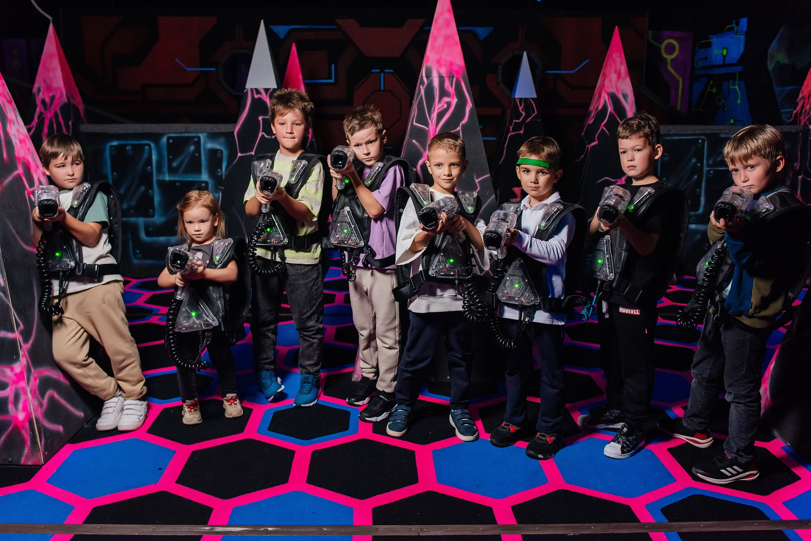 Класс играет в лазертаг в LaserLand Чита